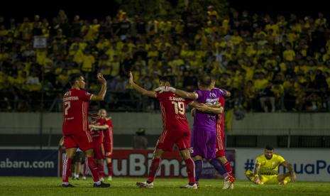 Pesepak bola Persija Jakarta merayakan kemenangan usai pertandingan BRI Liga 1 di Stadion Demang Lehman Martapura, Kabupaten Banjar, Kalimantan Selatan, Ahad (11/9/2022). Barito Putera kalah melawan Persija Jakarta dengan skor akhir 0-1.