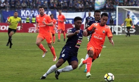 Pesepak bola Persija Jakarta, Novri Setiawan (kanan) berebut bola dengan pesepak bola PSIS Semarang, M Rio Saputro (kedua kiri) pada pertandingan Liga 1, Jumat (20/4).