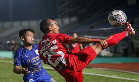 Pesepak bola Persija Jakarta Riko Simanjuntak (kanan) berebut bola dengan pesepak bola PSIS Semarang Fredyan Wahyu (kiri) pada lanjutan Liga 1 2021-2022 di Stadion Indomilk Arena, Tangerang, Banten, Minggu (12/9/2021).