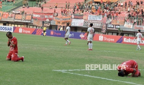 Pesepak bola Persija Jakarta Riko Simanjuntak (kiri) dan Ramdani Lestaluhu (kanan) melakukan selebrasi usai Heri Susanto berhasil mencetak gol ke gawang Barito Putera di menit ke-53 pada liga Laga 1 2019 pekan ke-20 di Stadion Patriot Candrabhaga, Bekasi, Jawa Barat, Senin (23/9/2019). 