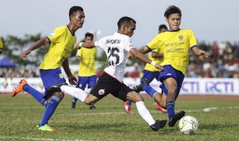 Pesepak bola Persija Jakarta Riko Simanjuntak (tengah) berusaha melewati pemain 757 Kepri Jaya FC Dimas Adiguna (kanan) dan M Lutfi (kiri) dalan pertandingan babak 32 besar Piala Indonesia di Stadion Gelora Citramas, Batam, Kepulauan Riau, Kamis (31/1/2019). 