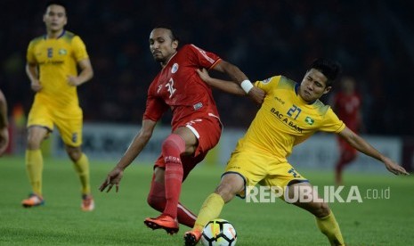 Pesepak bola Persija Jakarta Rohit Chand (kiri).