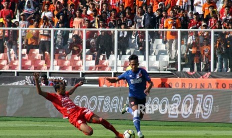 Pesepak bola Persija Jakarta Rohit Chand (kiri).