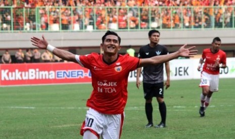 Pesepak bola Persija Jakarta Rudi Widodo melakukan selebrasi setelah mencetak gol ke gawang Persegres Gresik United pada pertandingan Gojek Traveloka Liga 1, di Stadion Patriot Candrabhaga, Bekasi, Jawa Barat, Sabtu (14/10). Tuan rumah Persija mengalahkan Persegres Gresik United dengan skor 5-0.