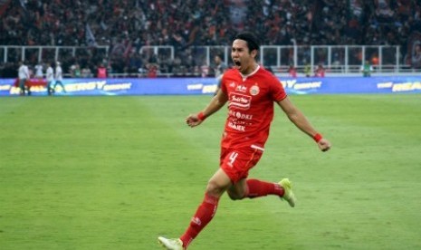 Pesepak bola Persija Jakarta Ryuji Utomo melakukan selebrasi setelah mencetak gol ke gawang PSM Makassar dalam final Kratingdaeng Piala Indonesia 2018 leg pertama di Stadion Gelora Bung Karno, Jakarta, Ahad (21/7/2019). Persija Jakarta menang dengan skor 1-0. 