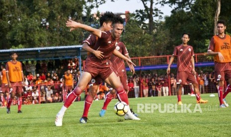 Pesepak bola Persija Jakarta Ryuji Utomo (tengah) bersama rekan setimnya mengikuti latihan di Lapangan Wisma Aldiron, Pancoran, Jakarta, Senin (7/1/2019).