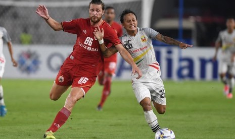 Pesepak bola Persija Jakarta Steven Paulle (kiri) berebut bola dengan pesepak bola Shan United FC Set Phyo Wai (kanan) pada pertandingan Grup G Piala AFC 2019 di Stadion Utama Gelora Bung Karno, Jakarta, Rabu (15/5/2019).