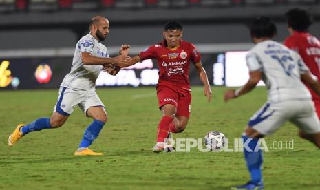 Laga Persija (merah) vs Persib di Liga 1 (ilustrasi). Persib menjamu Persija di Stadion GBLA, Rabu (11/1/2023). 