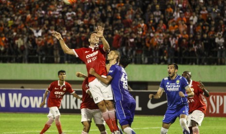 Pesepak bola Persija, Rodrigo Antonio (kedua kiri) dan pesepak bola Persib Bandung, Marcos Abel (ketiga kanan) berebut bola dalam ajang lanjutan Indonesia Soccer Championship (ISC) 2016 di Stadion Manahan, Solo, Jawa Tengah, Sabtu (5/11). 