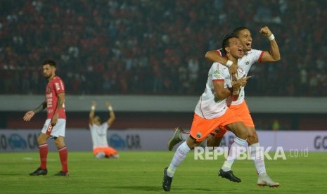 Pesepak bola Persija, Sandi Darma Sute (kedua kanan) bersama rekannya Renan Da Silva beraksi setelah berhasil membobol gawang Bali United pada pertandingan Sepak Bola Liga 1 di Stadion I Wayan Dipta, Gianyar, Bali, Ahad (02/12/2018). 