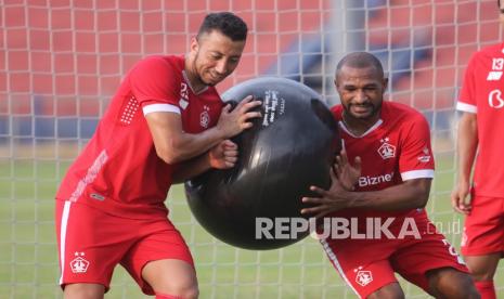 Pesepak bola Persik Kediri Andri Ibo (kanan) mengikuti latihan fisik menjelang digulirkannya kembali kompetisi Liga 1 di Stadion Brawijaya Kota Kediri, Jawa Timur, Senin (21/9/2020). Mantan pemain Persipura Jayapura tersebut kembali berlatih bersama rekan setimnya setelah dinyatakan sembuh dari COVID-19. 