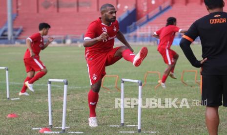 Para pesepak bola Persik Kediri sedang menjalani latihan. 