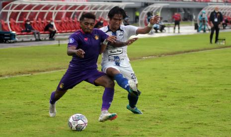 Pesepak bola Persik Kediri Jeam Kelly Sroyer (kiri) berebut bola dengan pesepak bola PSIS Semarang Aqsha Saniskara (kanan) pada pertandingan Liga 1 di Stadion Kapten I Wayan Dipta, Gianyar, Bali, Ahad (6/2/2022). Pertandingan tersebut berakhir imbang dengan skor 0-0.