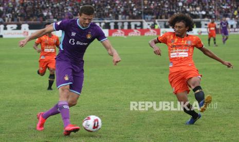 Pesepak bola Persik Kediri Nikola Asceric (kiri) menggiring bola dibayang-bayangi pesepak bola Persiraja Banda Aceh Luis Irsandi (kanan) saat pertandingan Liga 1 2020 di stadion Brawijaya, Kota Kediri, Jawa Timur, Sabtu (14/3/2020). 