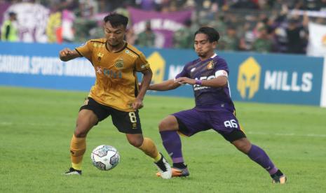 Pesepak bola Persik Kediri, Taufiq (kanan).