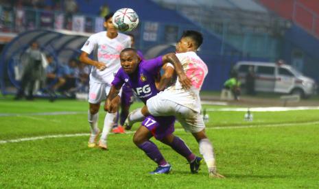 Pesepak bola Persik Kediri Yohanes Pahabol (kiri) berusaha melewati hadangan pesepak bola Persikabo 1973 Syahrul Mustofa (kanan) dalam pertandingan Piala Presiden Grup D di Stadion Kanjuruhan, Malang, Jawa Timur, Ahad (12/6/2022). Persik mengalahkan Persikabo dengan skor akhir 1-0.