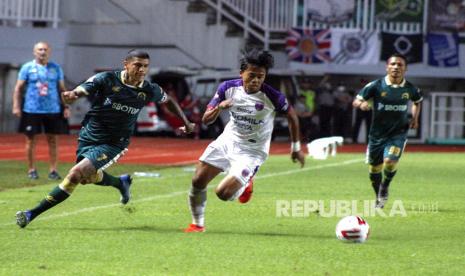 Pesepak bola Persikabo 1973 Ciro Henrique Alvez (kiri) berebut bola dengan pesepak bola Persita Tangerang Edo Febriansyah (kanan) dalam lanjutan Liga 1 2020 di Stadion Pakansari, Bogor Jawa Barat, Ahad (15/3/2020).(Antara/Yulius Satria Wijaya)