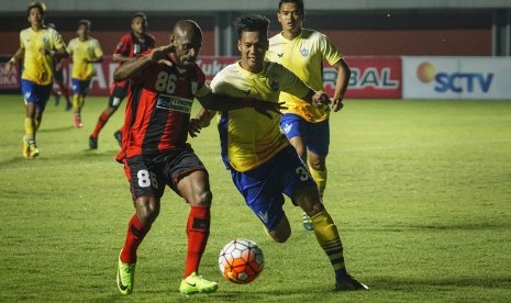 Pesepak bola Persipura Jayapura Boaz Salossa (kiri) berebut bola dengan pesepak bola Persegres Gresik United Jeki Arisandi (kanan) saat laga Piala Presiden 2017 di Stadion Maguwoharjo, Sleman, DI Yogyakarta, Kamis (9/2). Persegres Gresik United berhasil me