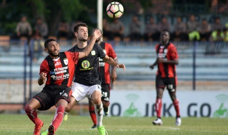 Pesepak bola Persipura Jayapura Marcel A Kararbo (kiri) berebut bola dengan pesepak bola Barito Putra Douglas P (kanan)