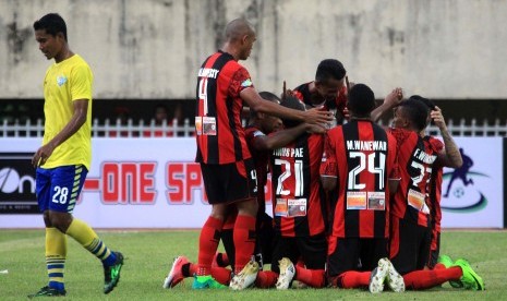 Pesepak bola Persipura Jayapura melakukan selebrasi seusai Kapten Tim Boaz Solossa menjebol gawang Pesegres dalam laga lanjutan Kompetisi Liga 1 Gojek Traveloka di Stadion Mandala, Jayapura, Papua, Selasa (18/4). 