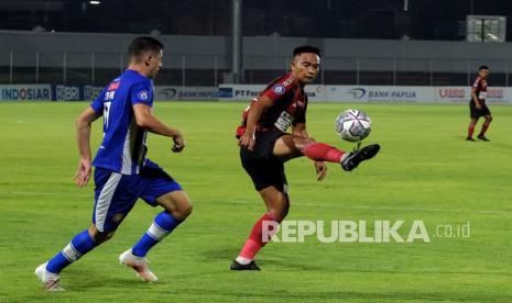 Pesepak bola Persipura Jayapura Muhammad Tahir (kanan) yang pindah ke Madura United untuk mengarungi kompetisi Liga 1 musim 2023/2024.