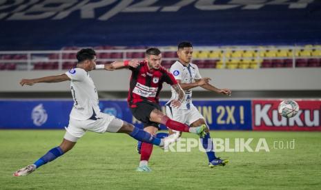 Pesepak bola Persipura Jayapura Yevhen Bokhashvili (tengah) yang akan kembali membela PSS Sleman.