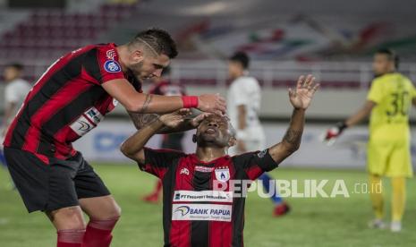 Pesepak bola Persipura Jayapura Yohanes Ferinando Pahabol (kanan) melakukan selebrasi dengan rekannya Yevhen Bokhashvili (kiri) usai mencetak gol ke gawang PSIS Semarang pada pertandingan Liga I di Stadion Manahan, Solo, Jawa Tengah, Sabtu (11/12/2021). Persipura Jayapura menang atas PSIS Semarang dengan skor 2-1. 