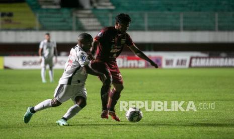 Pesepak bola Persipura Jayapura Yohanes Pahabol (kiri) berebut bola dengan pesepak bola Borneo FC Muhammad Rifad (kanan) saat pertandingan Liga 1 di Stadion Maguwoharjo, Sleman, DI Yogyakarta, Kamis (18/11/2021). Borneo FC berhasil mengalahkan Persipura Jayapura dengan skor 1-0. 