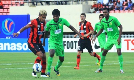 Pesepak bola Persipura Jayapura Zulham Zamrun (kiri) berusaha melewati hadangan dari pesepak bola Maziya Samdhooh (kedua kiri) dalam lanjutan kompetisi AFC Cup 2015 Grub E di Stadion Mandala Jayapura, Papua, Selasa (14/4).(Antara/Roy Ratumakin)