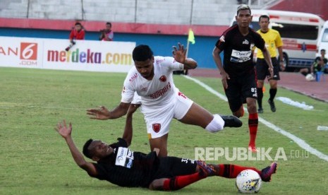 Pesepak bola Persipura Mandowen (kiri) mendapat hadangan pesepak bola PSM Makassar Hasim Kipuw (tengah) pada lanjutan Liga 1 2019 di Stadion Gelora Delta Sidoarjo, Jawa Timur, Jumat (27/9/2019). 