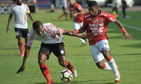 Pesepak bola Persipura Yustinus Pae (kiri) berebut bola dengan pesepak bola Bali United, Yabes Roni Malaifani dalam Pertandingan Liga 1 di Stadion I Wayan Dipta, Gianyar, Bali, Minggu (23/4).