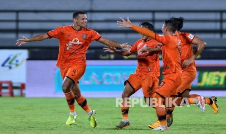 Pesepak bola Persiraja Banda Aceh Leonardo Silva Lelis (kiri) berselebrasi bersama rekan setimnya usai mencetak gol ke gawang Arema FC saat pertandingan Liga 1 di Stadion Kapten I Wayan Dipta, Gianyar, Bali, Kamis (10/2/2022). Arema FC bermain imbang lawan Persiraja Banda Aceh dengan skor 1-1. 