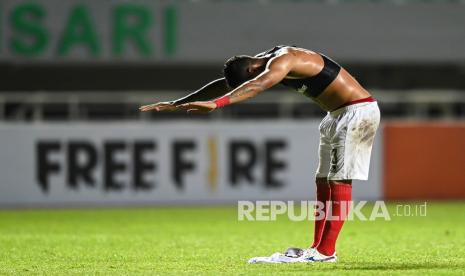 Pesepak bola Persis Solo Alberto Goncalves membungkukkan badan ke arah pendukungnya usai pertandingan. Goncalves tercatat sebagai top skorer Liga 2 dengan torehan 11 gol dan masuk daftar 11 Pemain Terbaik Liga 2 2021. 