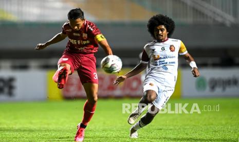 Pesepak bola Persis Solo Eky Taufik (kiri) 