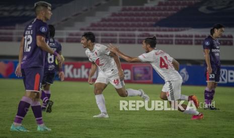 Pesepak bola Persita Tangerang Harrison Cardoso De Oliveira (kiri) berusaha melewati hadangan pesepak bola PSM Makassar Hasim Kipuw (kanan) pada pertandingan Liga I di Stadion Manahan, Solo, Jawa Tengah, Senin (1/11/2021). PSM Makassar menang atas Persita Tangerang dengan skor 3-0.