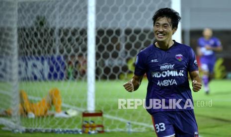 Pesepak bola Persita Tangerang Sin Yeong Bae berselebrasi usai mencetak gol ke gawang Madura United saat pertandingan Liga 1 di Stadion Kompyang Sujana, Denpasar, Bali, Kamis (24/2/2022). Persita Tangerang bermain imbang melawan Madura United dengan skor 1-1.