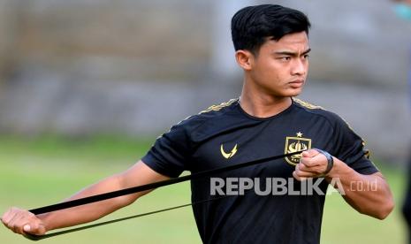 Pesepak bola Pratama Arhan mengikuti sesi latihan bersama tim PSIS Semarang di Lapangan Trisakti, Legian, Badung, Sabtu (19/2/2022). Pratama Arhan akan bergabung dengan klub Tokyo Verdy yang bermain di kasta kedua Liga Jepang atau J2 League dengan durasi kontrak selama dua tahun. 