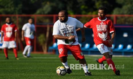 Pelatih PSIS Semarang Imran Nahumarury (berlari dengan bola).