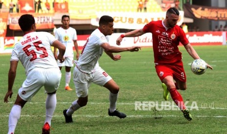 Pesepak bola PS Barito Cassio (kedua kanan) berusaha menghadang pesepak bola Persija Jakarta Marko Simic (kanan) pada laga pertandingan Liga 1 di Stadion Patriot Candrabhaga, Bekasi, Jawa Barat, Senin (23/9/2019). 