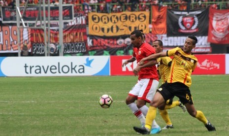 Pesepak bola PS Barito Putera, Ambrizal (kanan) berusaha menghadang pesepak bola Persija Jakarta, Bruno Da Silva Lopes (kiri) pada pertandingan Gojek Traveloka Liga 1 Persija Jakarta melawan PS Barito Putera, di Stadion Patriot Candrabhaga, Bekasi, Jawa Barat, Sabtu (22/4).