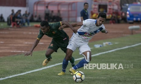 Pesepak bola PS Tira M Kasim (kiri) berebut bola dengan pesepak bola PSIS Semarang Hari Nur Yulianto (kanan) saat laga Liga 1 di Stadion Sultan Agung, Bantul, DI Yogyakarta, Rabu (17/10/2018).