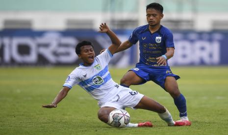 Pesepak bola PSIS Semarang Fredyan Wahyu Sugiyantoro (kanan) berebut bola dengan pesepak bola Persela Lamongan M. Revan Joni Nurianto (kiri) dalam lanjutan Liga 1 2021-2022 di Stadion Wibawa Mukti, Cikarang, Jawa Barat, Sabtu (4/9/2021). PSIS Semarang kalahkan Persela Lamongan dengan skor 1-0. 