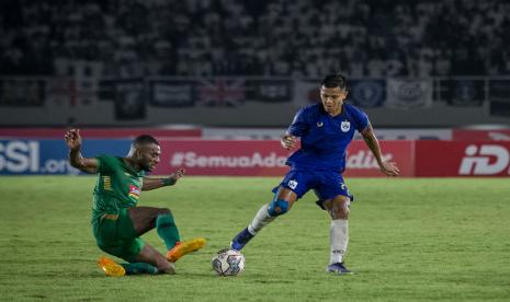 Frendi Saputra (kanan) saat memperkuat PSIS. Frendi kini membela Dewa United. 