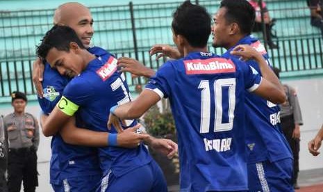 Pesepak bola PSIS Semarang Hari Nur Yulianto (kedua kiri) memeluk rekannya Bruno Silva usai membobol gawang Barito Putera dalam pertandingan lanjutan Liga 1 Indonesia di Stadion Moch Soebroto, Magelang, Jawa Tengah, Sabtu (13/10). PSIS menang atas Barito Putera dengan skor 1-0 melalui gol tunggal Hari Nur Yulianto. 