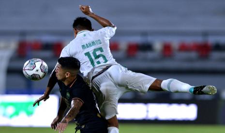 Pesepak bola PSIS Semarang Jonathan Eduardo Cantillana (kiri) berebut bola dengan pesepak bola PSS Sleman Imam Mahmudi (kanan) saat pertandingan Liga 1 di Stadion Kapten I Wayan Dipta, Gianyar, Bali, Rabu (16/3/2022). PSIS Semarang menang atas PSS Sleman 1-0.