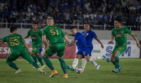 Pesepak bola PSIS Semarang Jonathan Eduardo Cantillana Zorilla (ketiga kanan) berusaha melewati hadangan empat pesepak bola PSS Sleman pada pertandingan grup A Piala Presiden 2022 di Stadion Manahan, Solo, Jawa Tengah, Jumat (24/6/2022). PSIS Semarang menang atas PSS Sleman dengan skor 5-2.