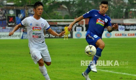 Pesepak bola PSIS Semarang Jonathan (kanan) berebut bola dengan pesepak bola Arema FC Takafumi Akahoshi (kiri) dalam pertandingan Liga 1 2019 di Stadion Moch Soebroto, Magelang, Jawa Tengah, Ahad (8/12). 