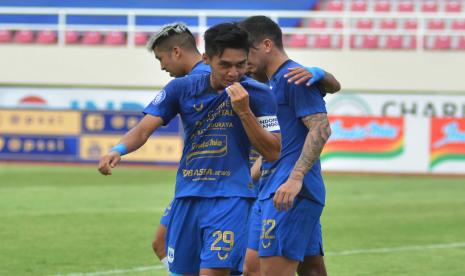 Pesepak bola PSIS Semarang Septian David Maulana melakukan selebrasi seusai menjebol gawang Persik Kediri pada lanjutan Liga 1 di Stadion Manahan, Surakarta, Jawa Tengah. Belakangan, pelatih PSIS, Imran Nahumarury mengundurkan diri.