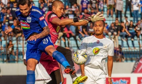 Pesepak bola PSIS Semarang Silvio Escobar Benitez (kiri) berebut bola dengan penjaga gawang Barito Putera Adhitya Harlan (tengah) dalam pertandingan Liga 1 2019 di Stadion Moch Soebroto, Magelang, Jawa Tengah, Ahad (30/6/2019).