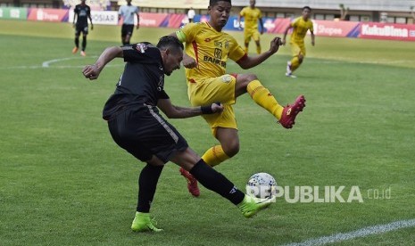 Pesepak bola PSIS Semarang Silvio Escobar (kiri) berebut bola dengan pesepak bola Bhayangkara FC Indra Kahfi Ardhiyasa dalam pertandingan lanjutan Liga 1 2019 di Stadion Patriot Chandrabhaga, Bekasi, Jawa Barat, Selasa (20/8/2019).